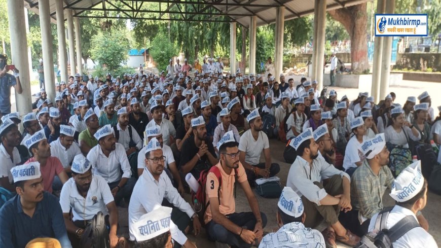 नियुक्ति की मांग के लिए चयनित पटवारियों का शांतिपूर्ण अनिश्चित कालीन धरना